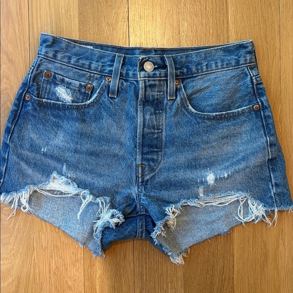Levi’s Premium Shorts 501 Cutoff Medium Wash Size 26 - Picture 2 of 5